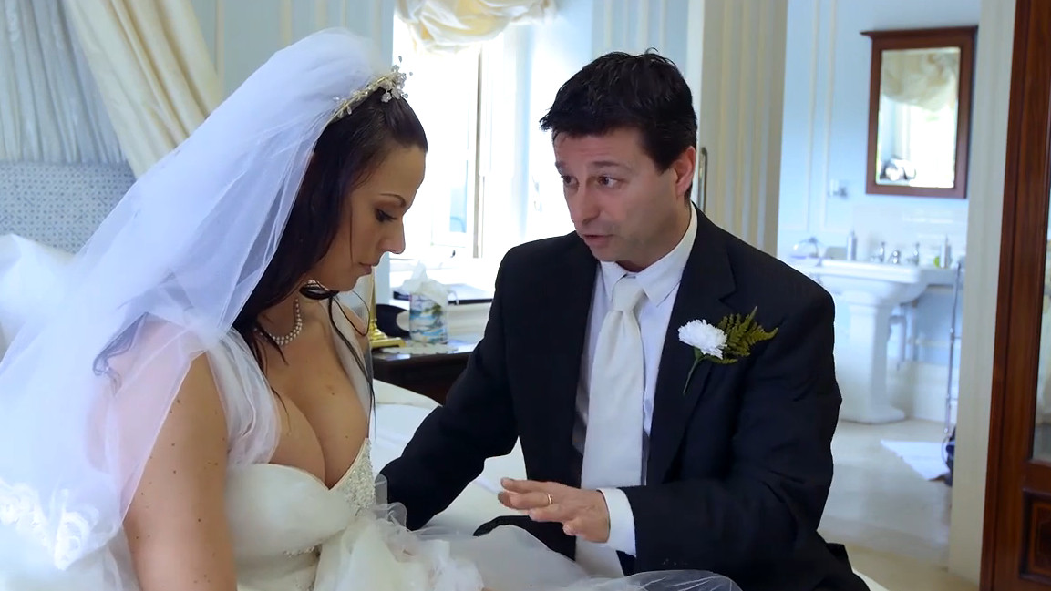 Невеста в свадебном платье изменяет с другом мужа перед церемонией